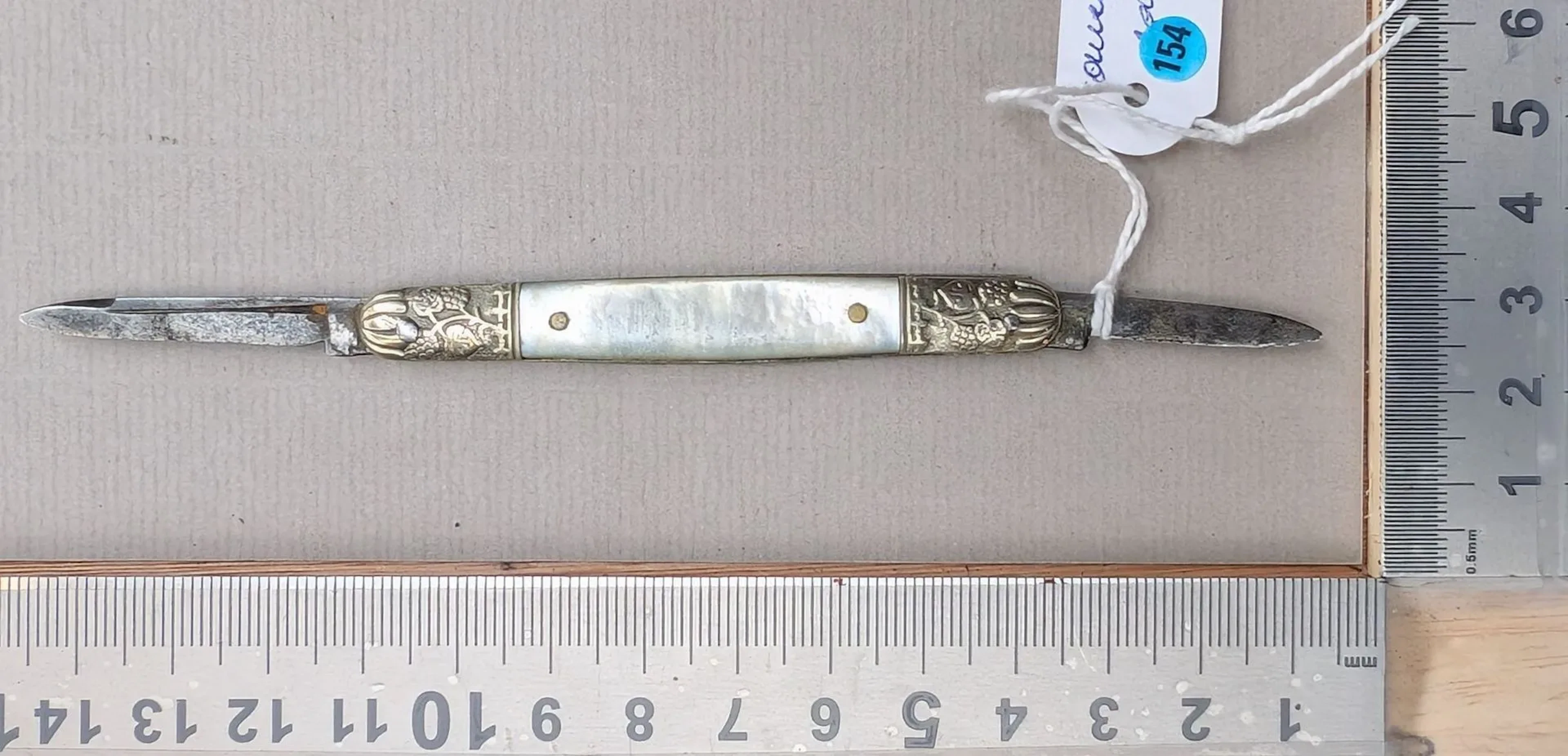 Antique single-blade pocket knife—see photos for dimensions and condition