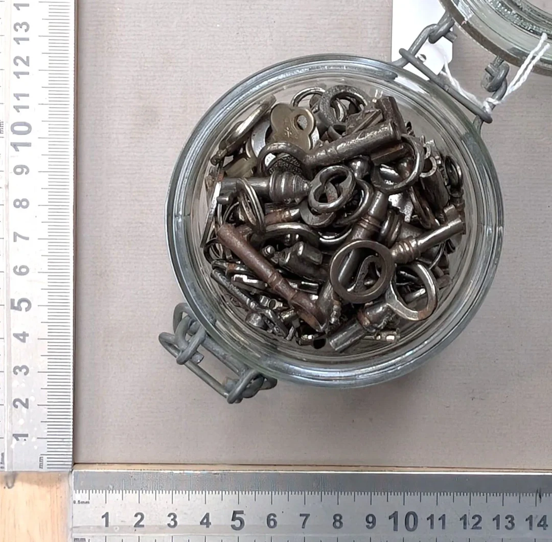 100 small antique keys, padlocks, and other items—see photos for dimensions