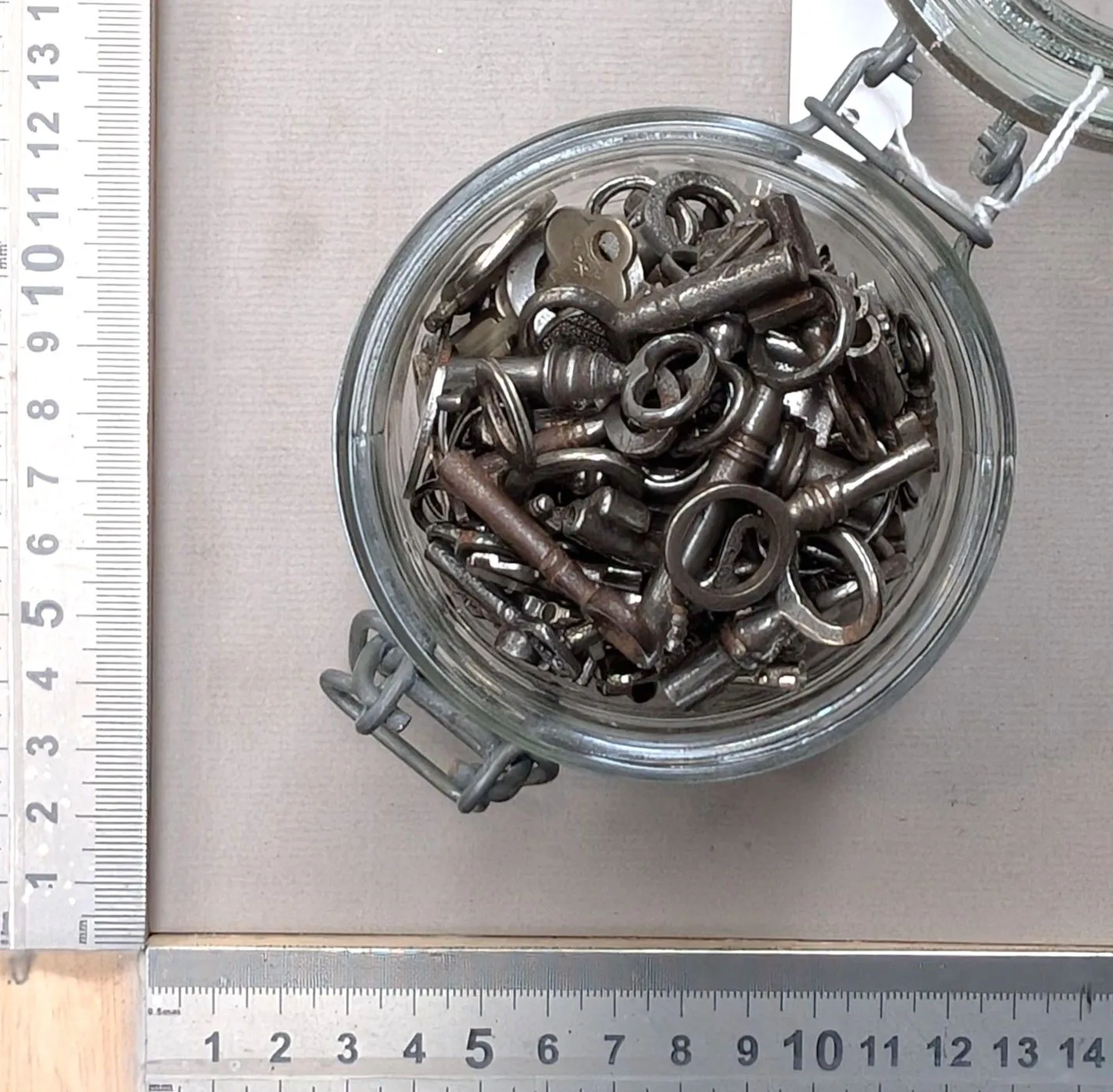 100 small antique keys, padlocks, and other items—see photos for dimensions