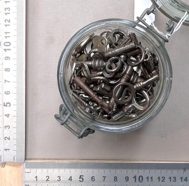 100 small antique keys, padlocks, and other items—see photos for dimensions