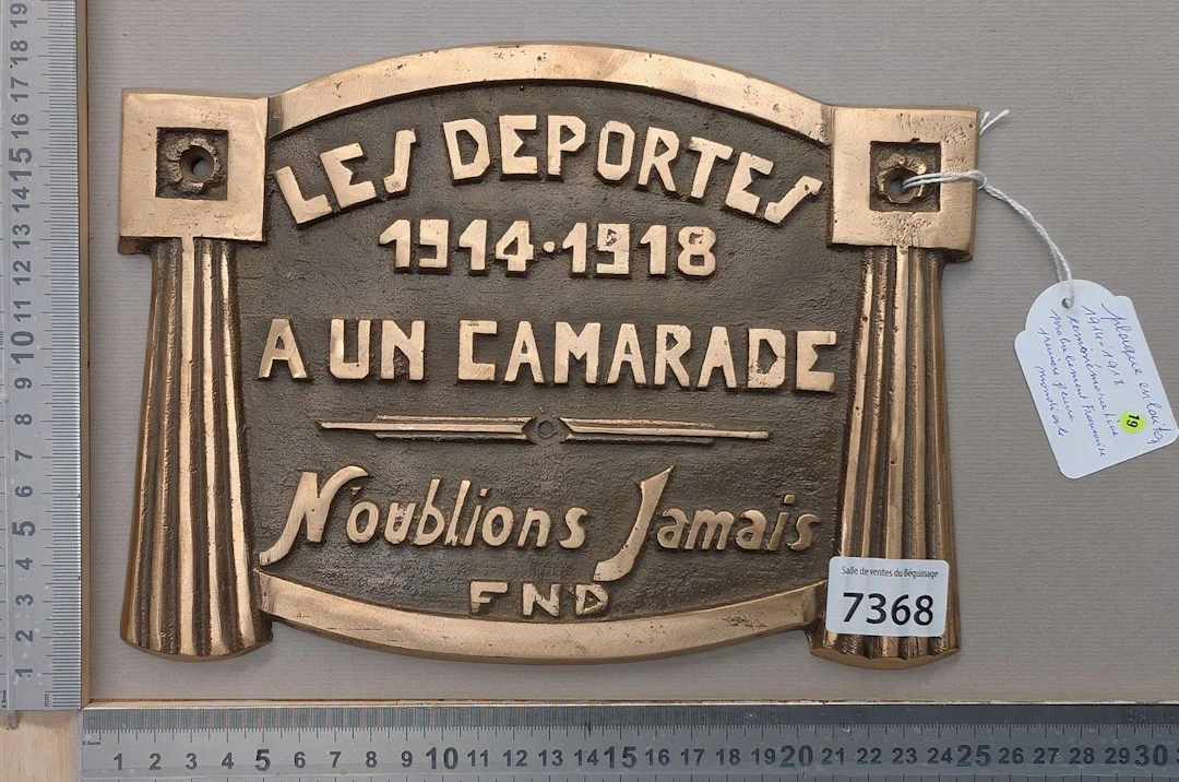 A bronze plaque commemorating the 1914–1918 war—see photos for dimensions