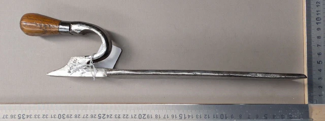 1 farrier's hoof pick for cleaning horses' hooves—see photos for dimensions