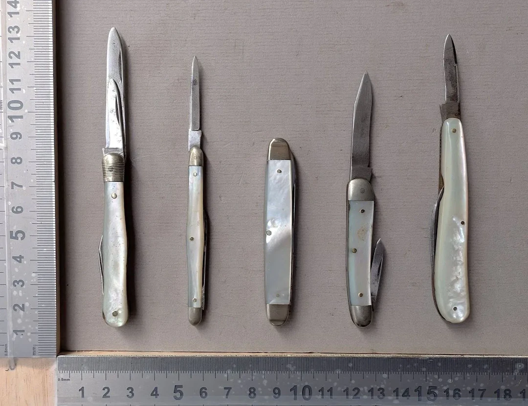 5 antique pocket knives—see photos for dimensions and condition