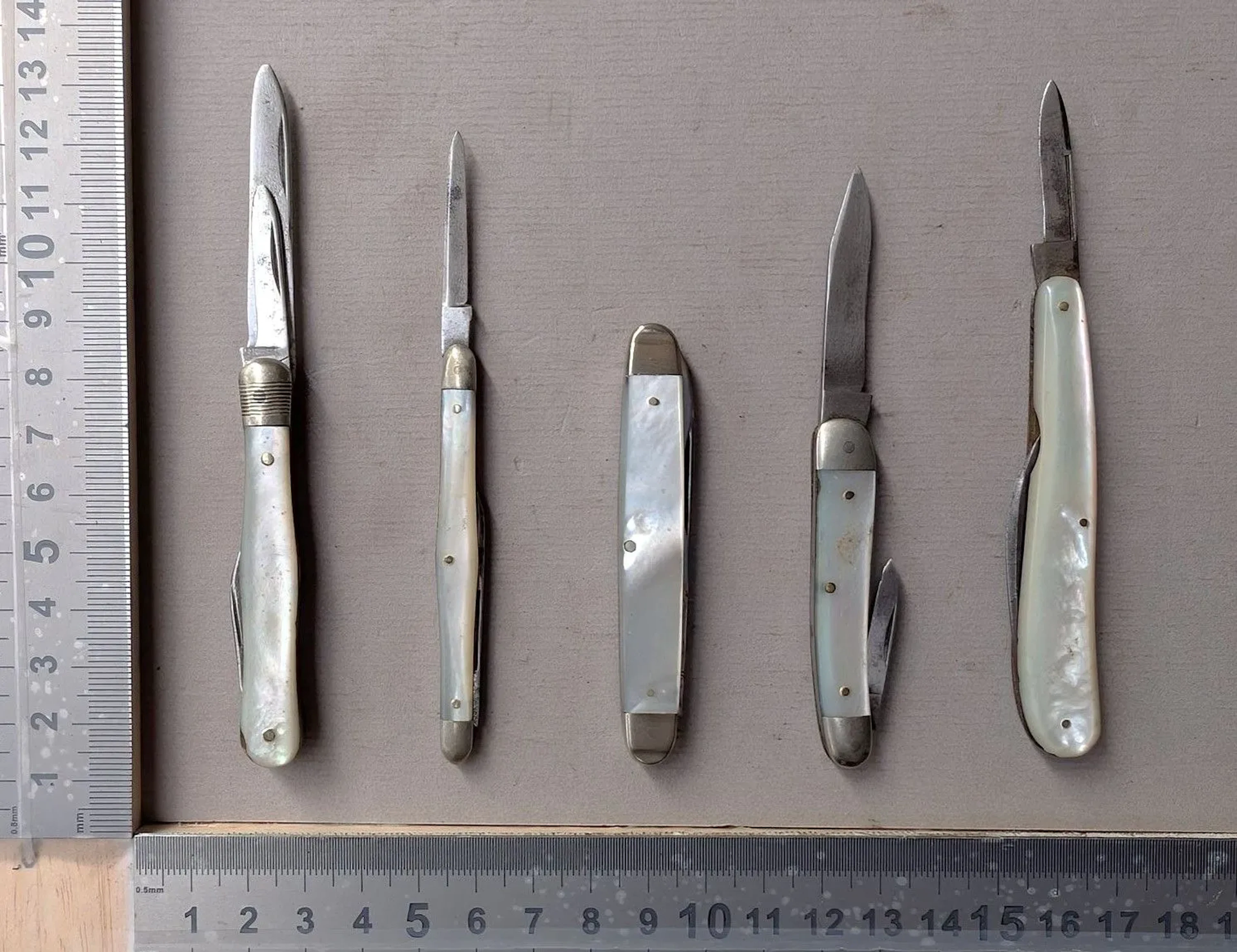 5 antique pocket knives—see photos for dimensions and condition