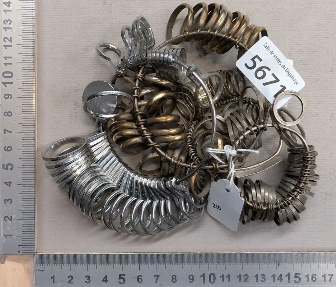 4 sets of rings, 1900 - See photos for dimensions and condition