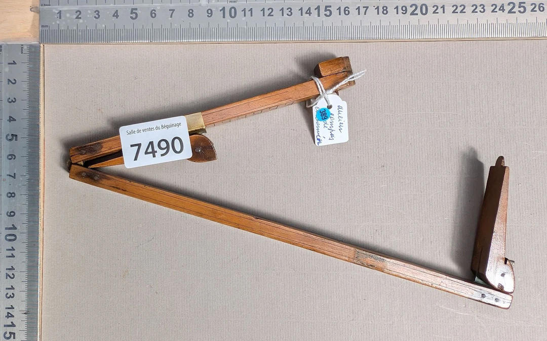 1 wooden shoemaker's compass—see photos for dimensions and condition