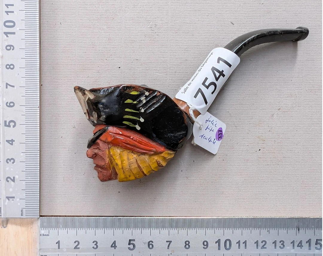 1 antique carved pipe—see photos for dimensions and condition