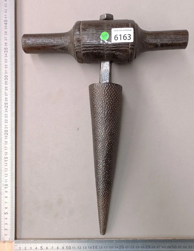 1 antique cooper's tool—see photos for dimensions and condition
