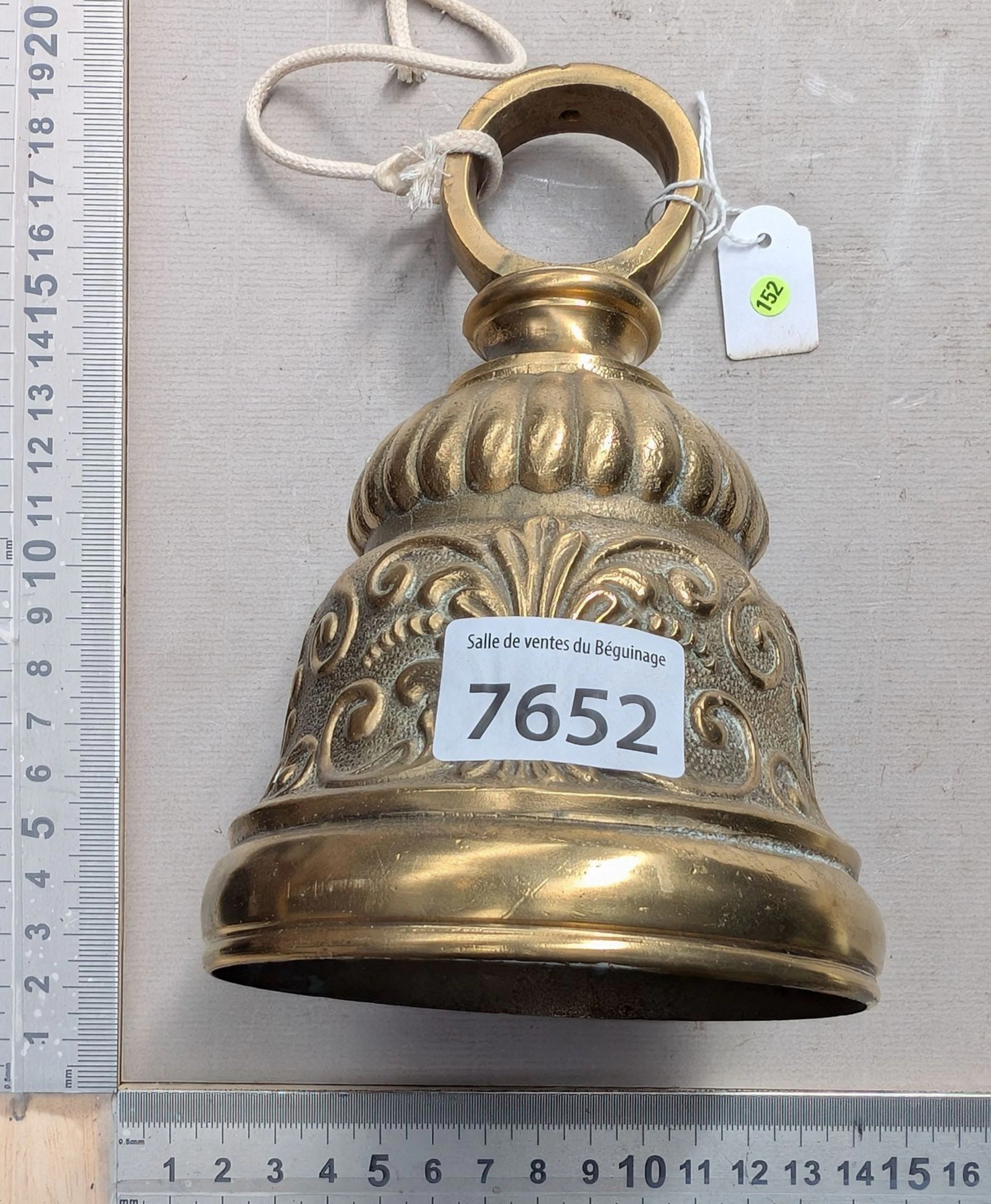 A very beautiful bronze bell—see photos for dimensions and condition