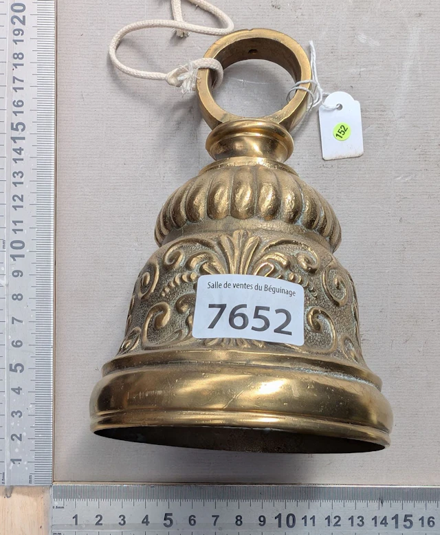 A very beautiful bronze bell—see photos for dimensions and condition