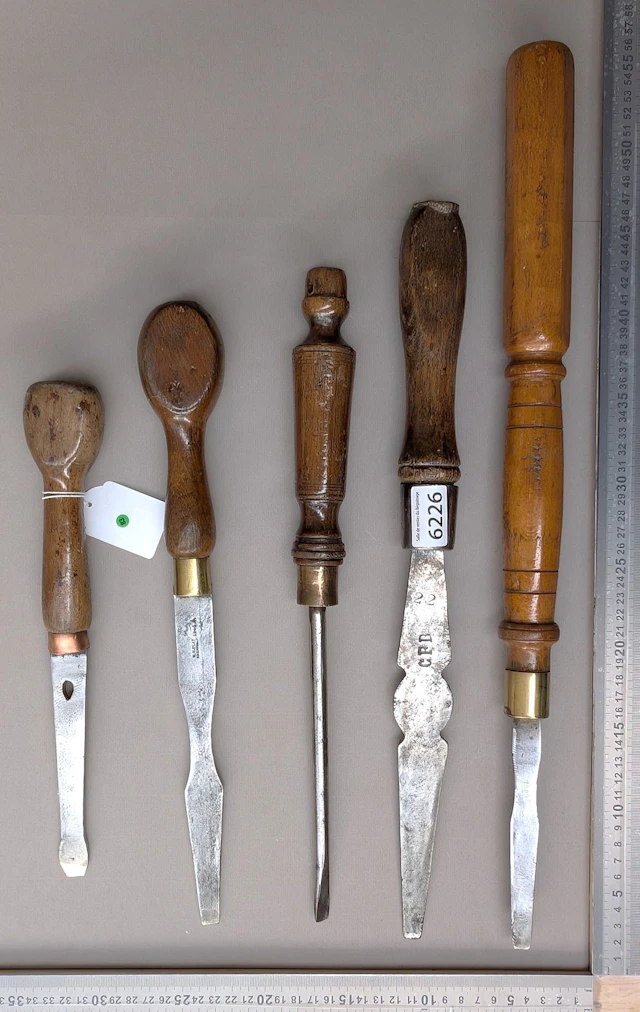 5 antique screwdrivers—see photos for dimensions and condition