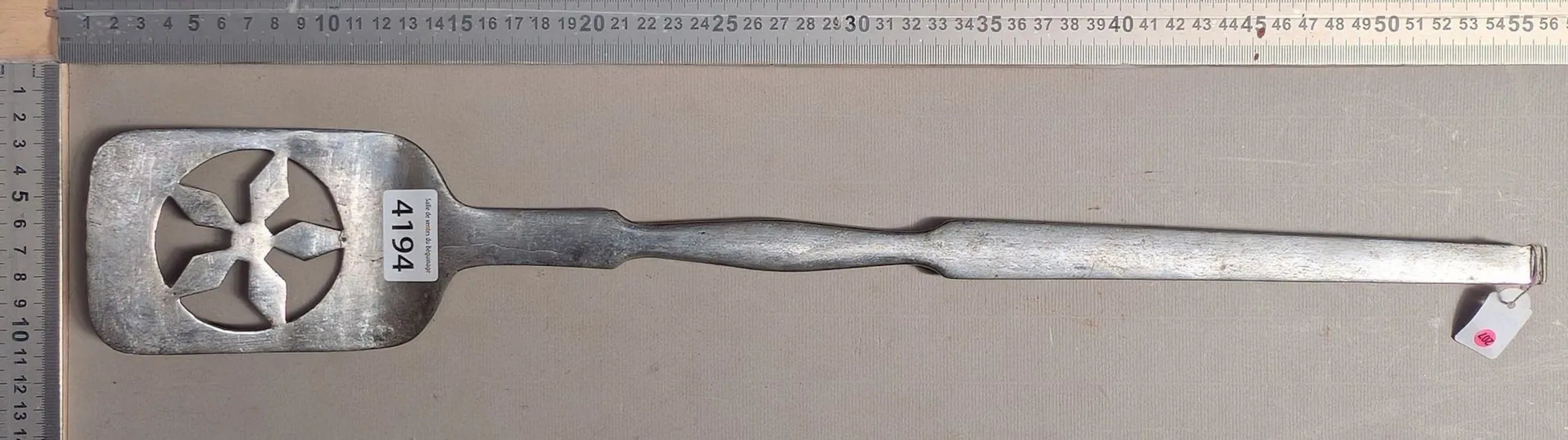 Antique kitchen utensil and fireplace - See photos for dimensions and condition