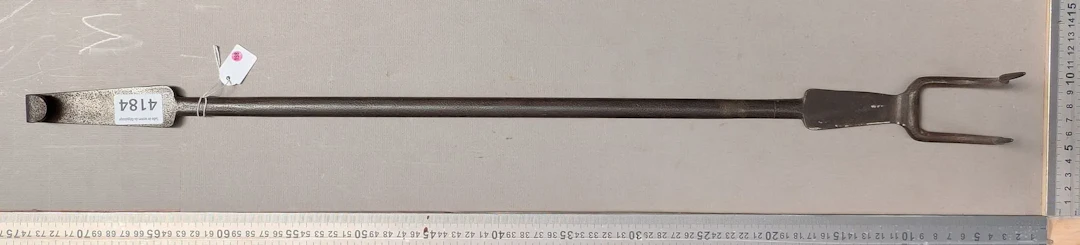 Antique kitchen utensil and fireplace - See photos for dimensions and condition