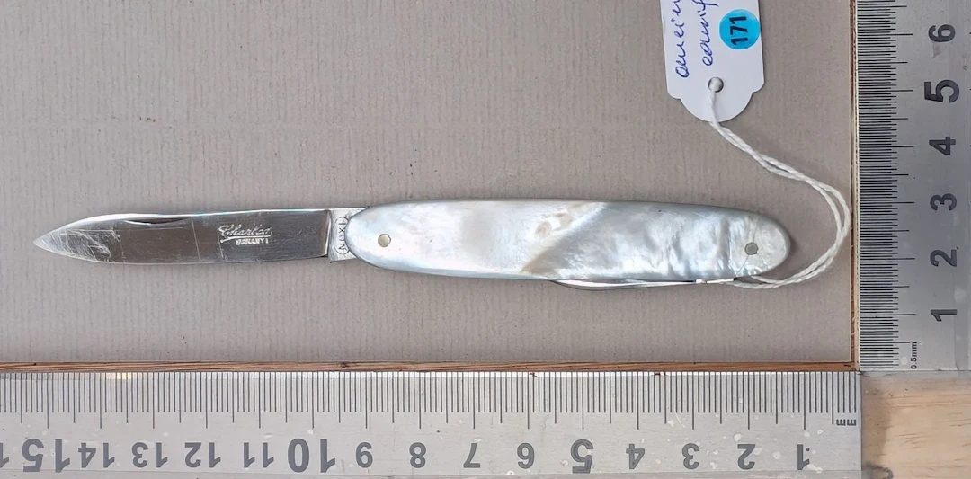 Vintage CHARLOS 2-blade pocket knife—see photos for dimensions and condition