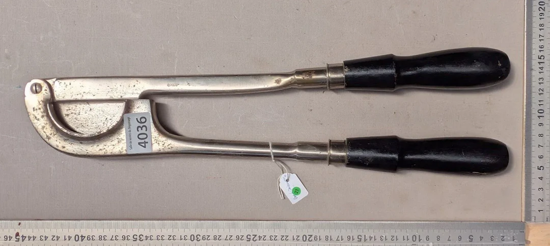 1 antique steel tail clipper—see photos for dimensions and condition
