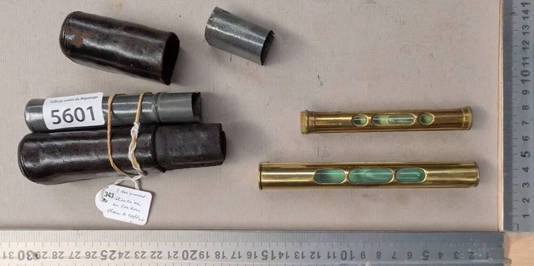 2 antique brass levels in their case—see photos for dimensions and condition