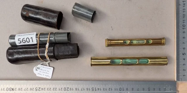 2 antique brass levels in their case—see photos for dimensions and condition