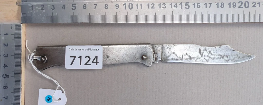 DOUK-DOUK Folding Knife (metal) - See photos for dimensions and condition