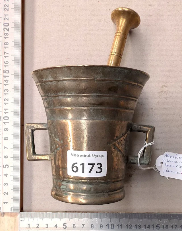 Bronze mortar and pestle—see photos for dimensions and condition
