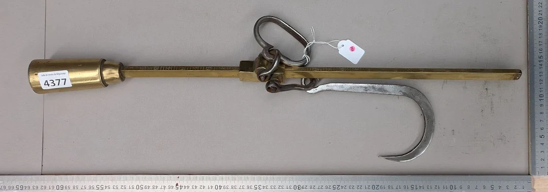 1 antique bronze scale, 1872 REUSS—See photos for dimensions and condition