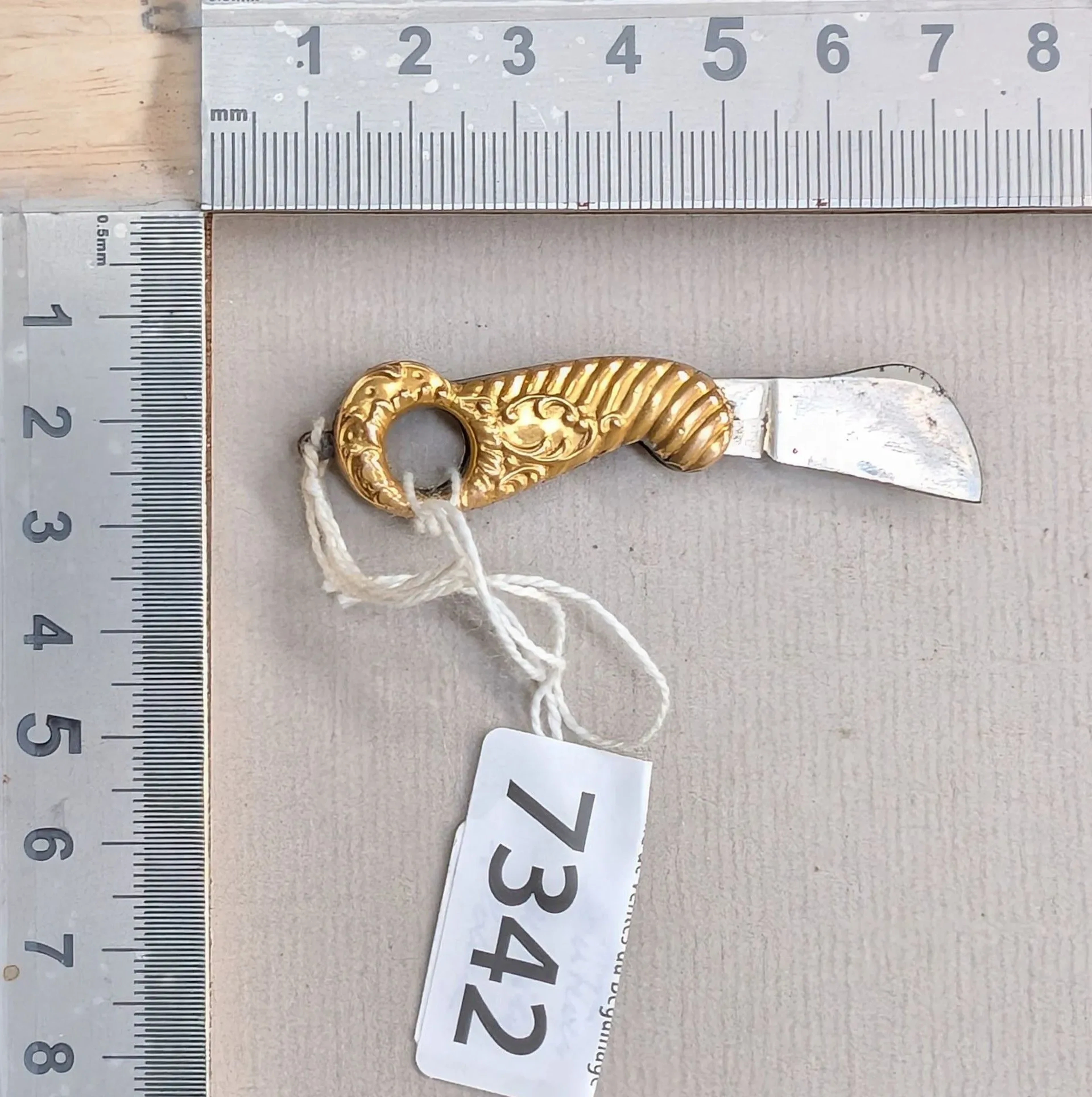 1 mini gold knife? - See photos for dimensions and condition