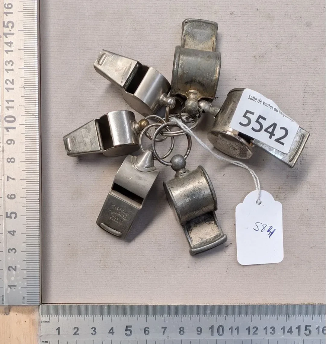 5 metal whistles from 1940—see red hallmarks—Dimensions and condition: