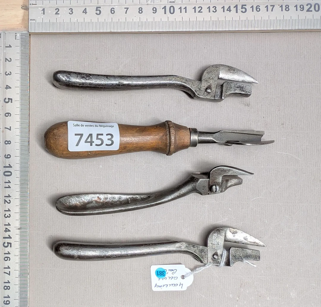 4 vintage can openers—see photos for dimensions and condition