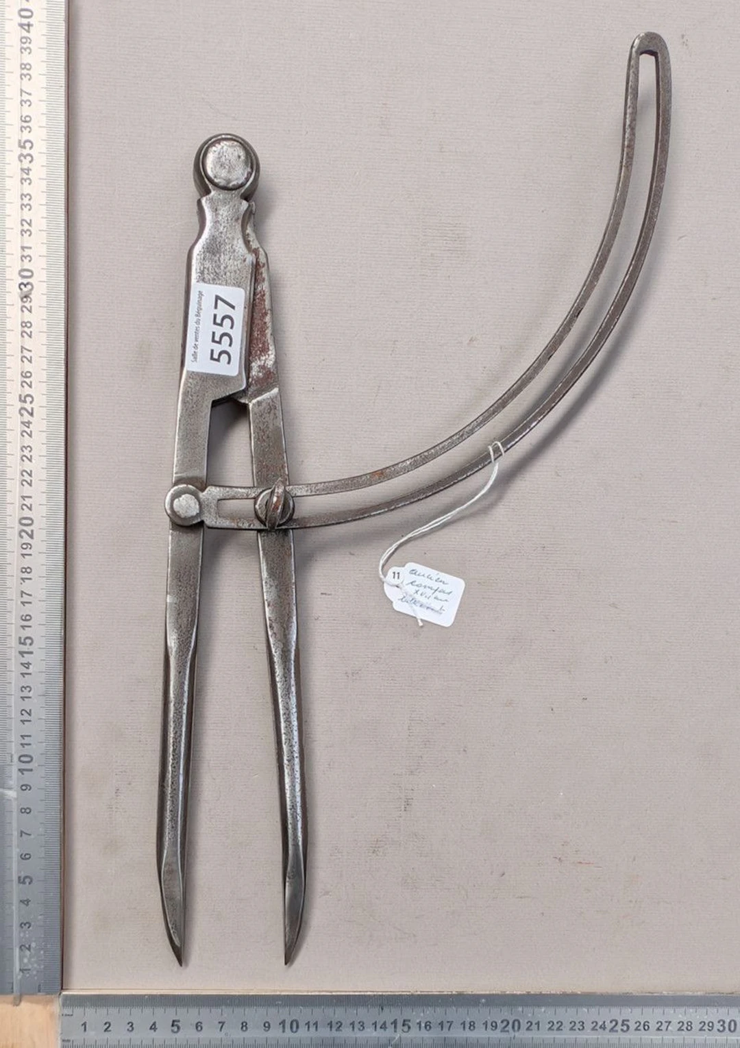 An antique 18th-century compass, in very good condition—see photos