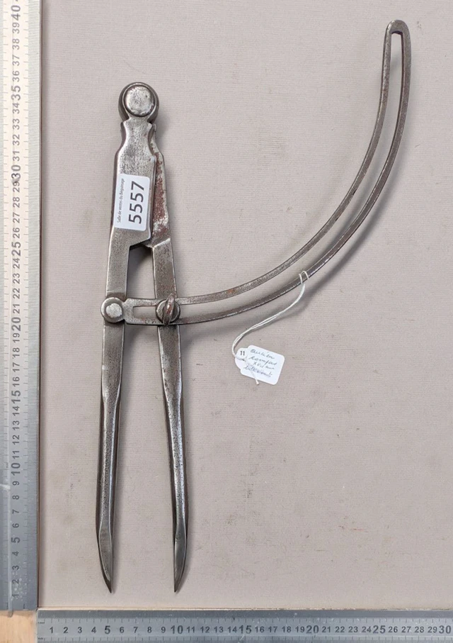 An antique 18th-century compass, in very good condition—see photos