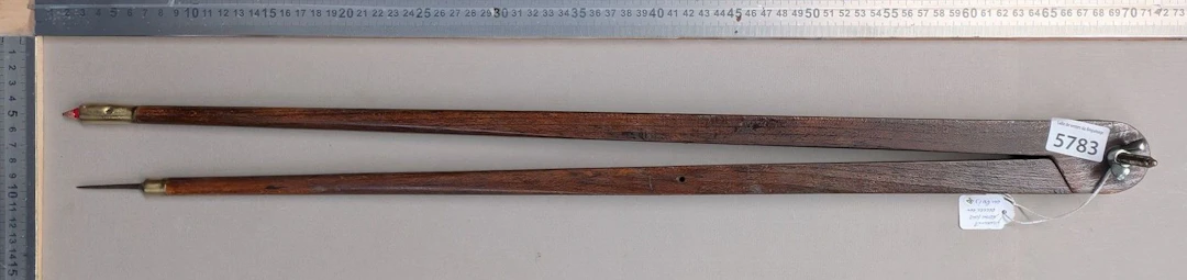 Very beautiful wooden compass, 68 cm - See photos for dimensions and condition