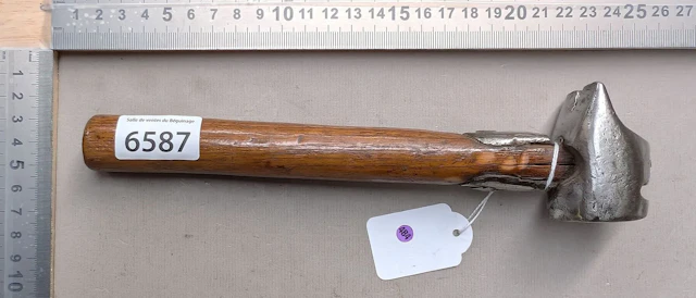 1 farrier's hammer - See photos for dimensions and condition