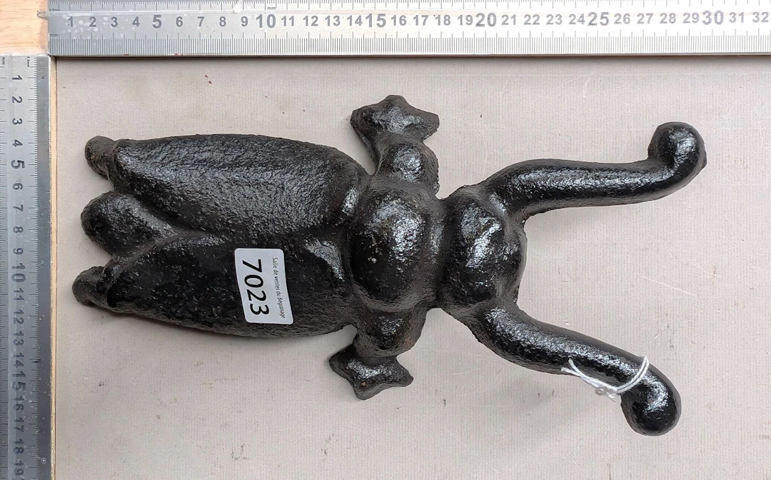 1 antique boot with bee design - See photos for dimensions and condition