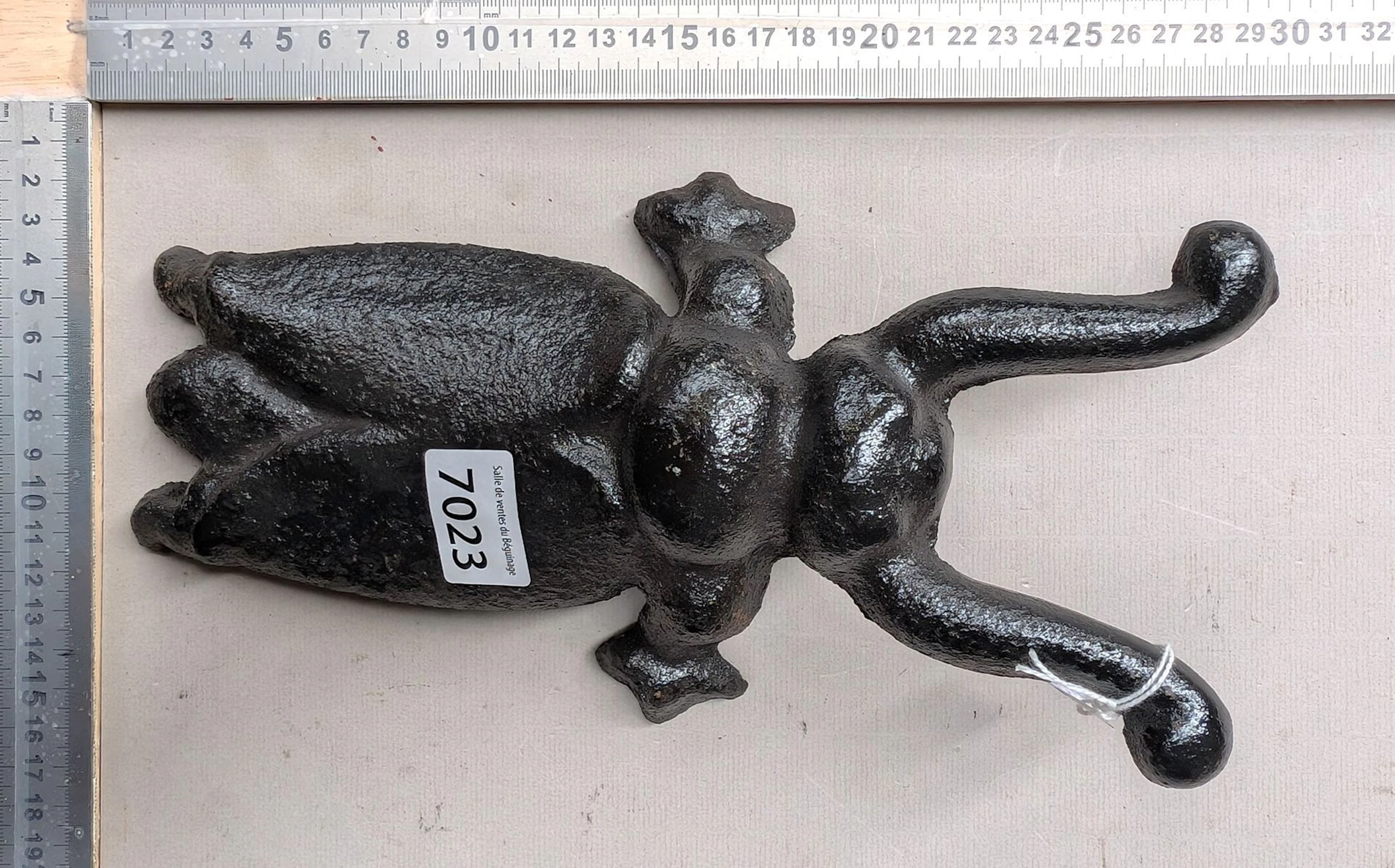 1 antique boot with bee design - See photos for dimensions and condition