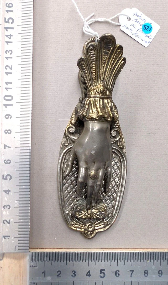 1 women's handheld document clip - See photos for dimensions and condition