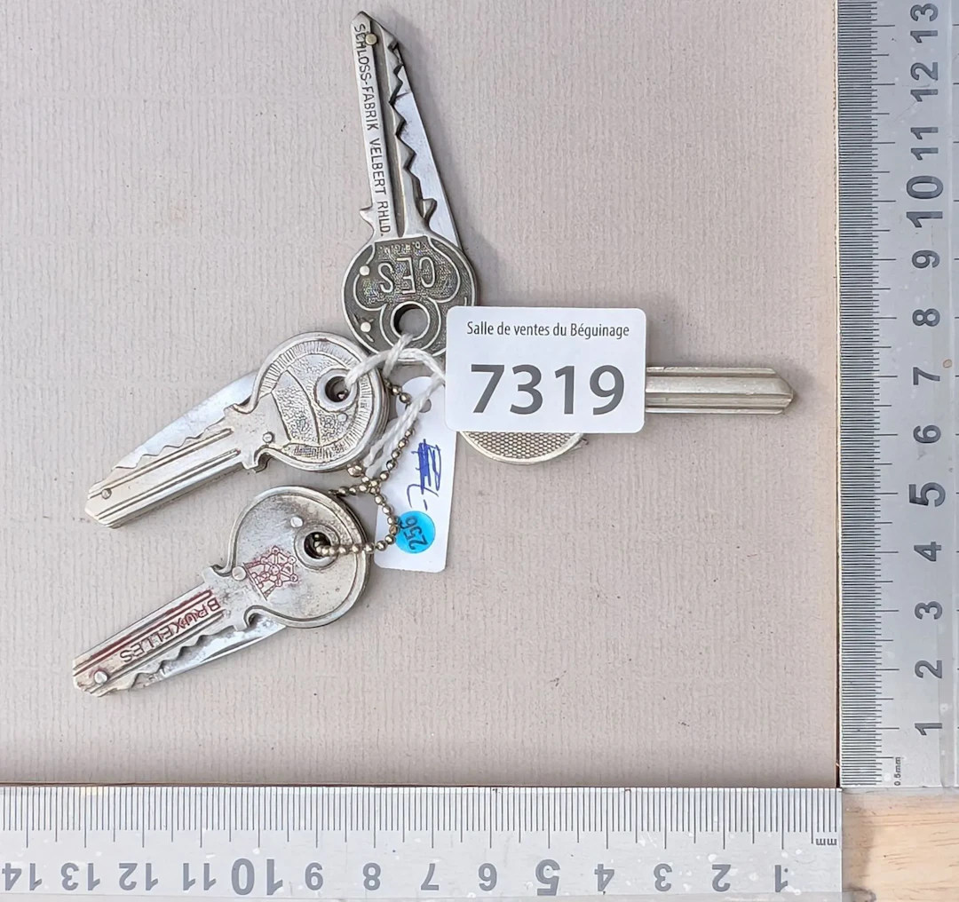 4 promotional knives shaped like keys—see photos for dimensions and condition