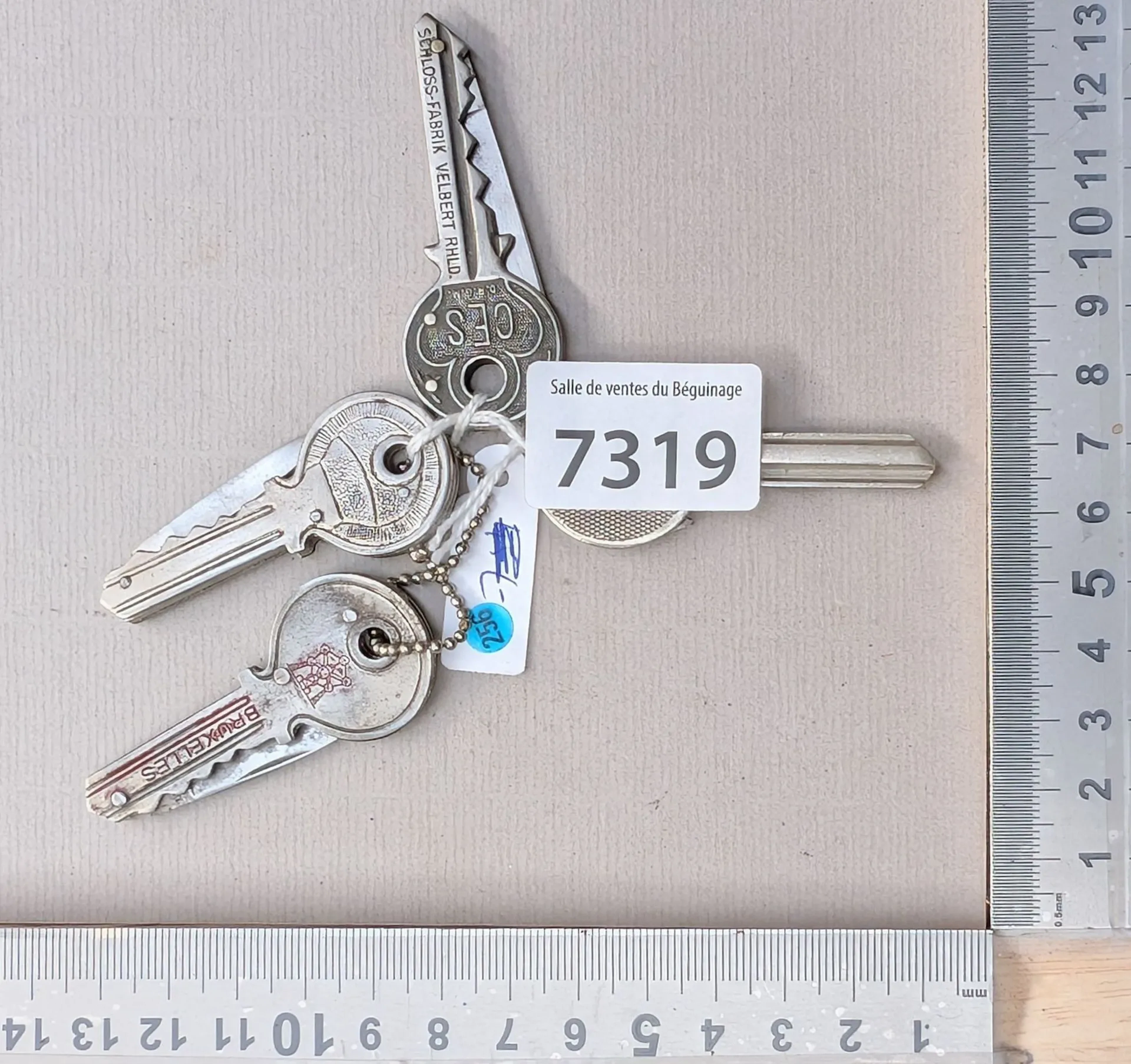 4 promotional knives shaped like keys—see photos for dimensions and condition