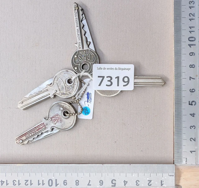 4 promotional knives shaped like keys—see photos for dimensions and condition