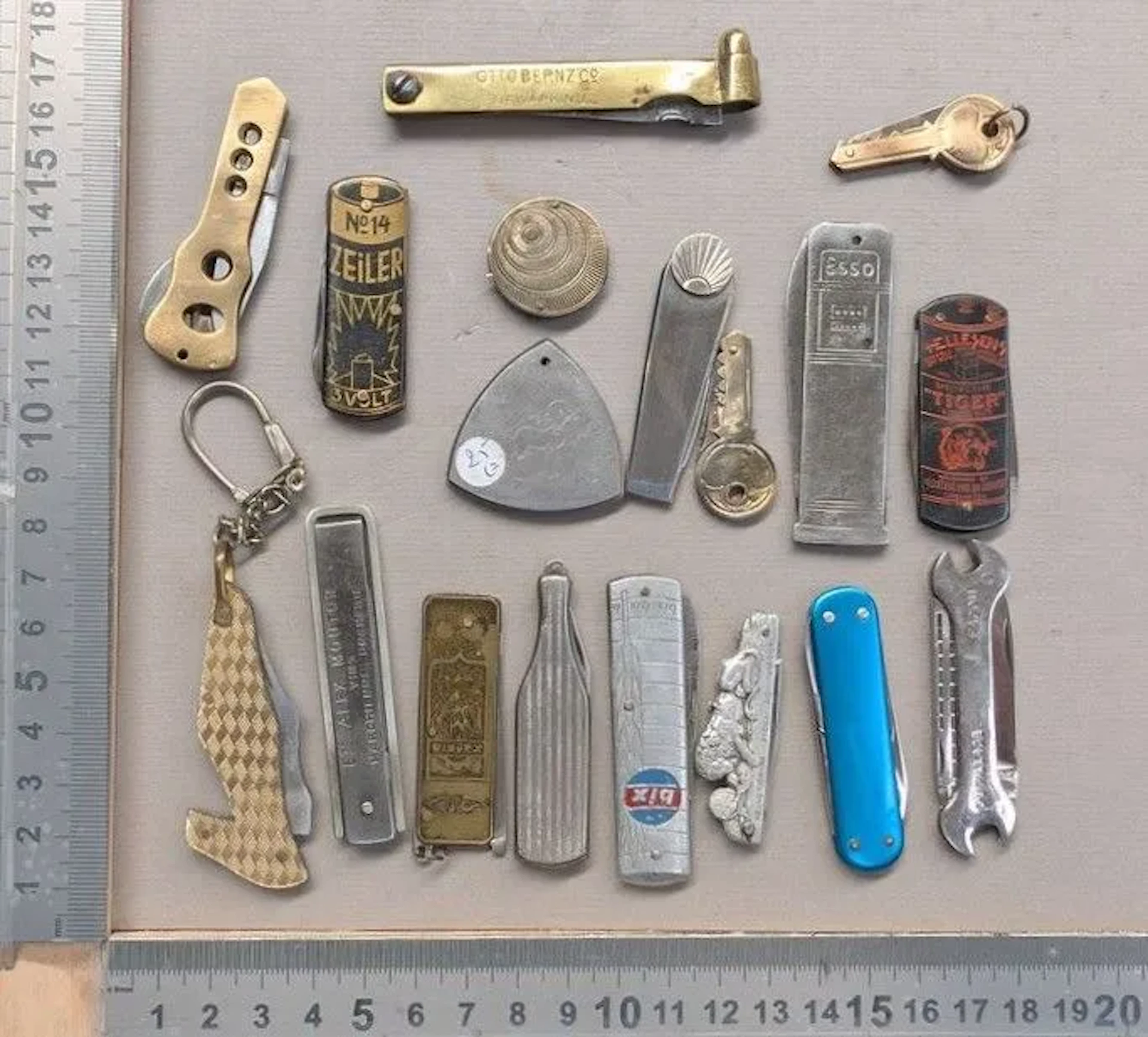 Set of antique knives or pocket knives—see photos for dimensions and condition