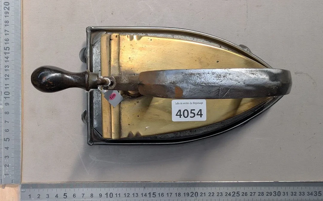Vintage iron - See photos for dimensions and condition