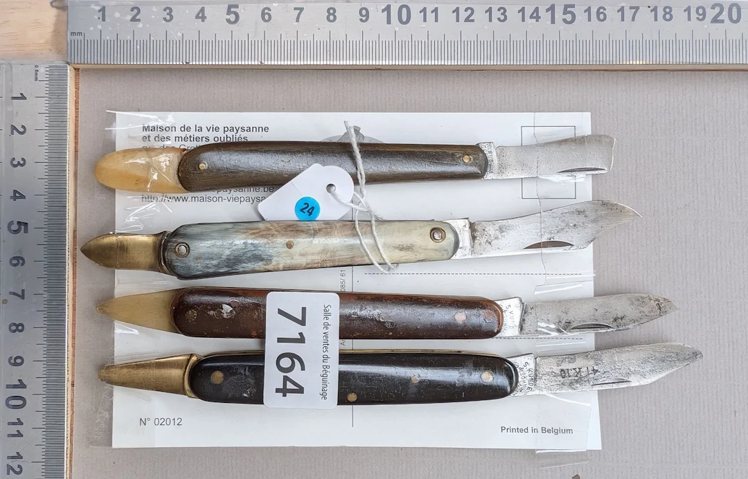 4 folding knives with horn handles (for carving) - See photos for