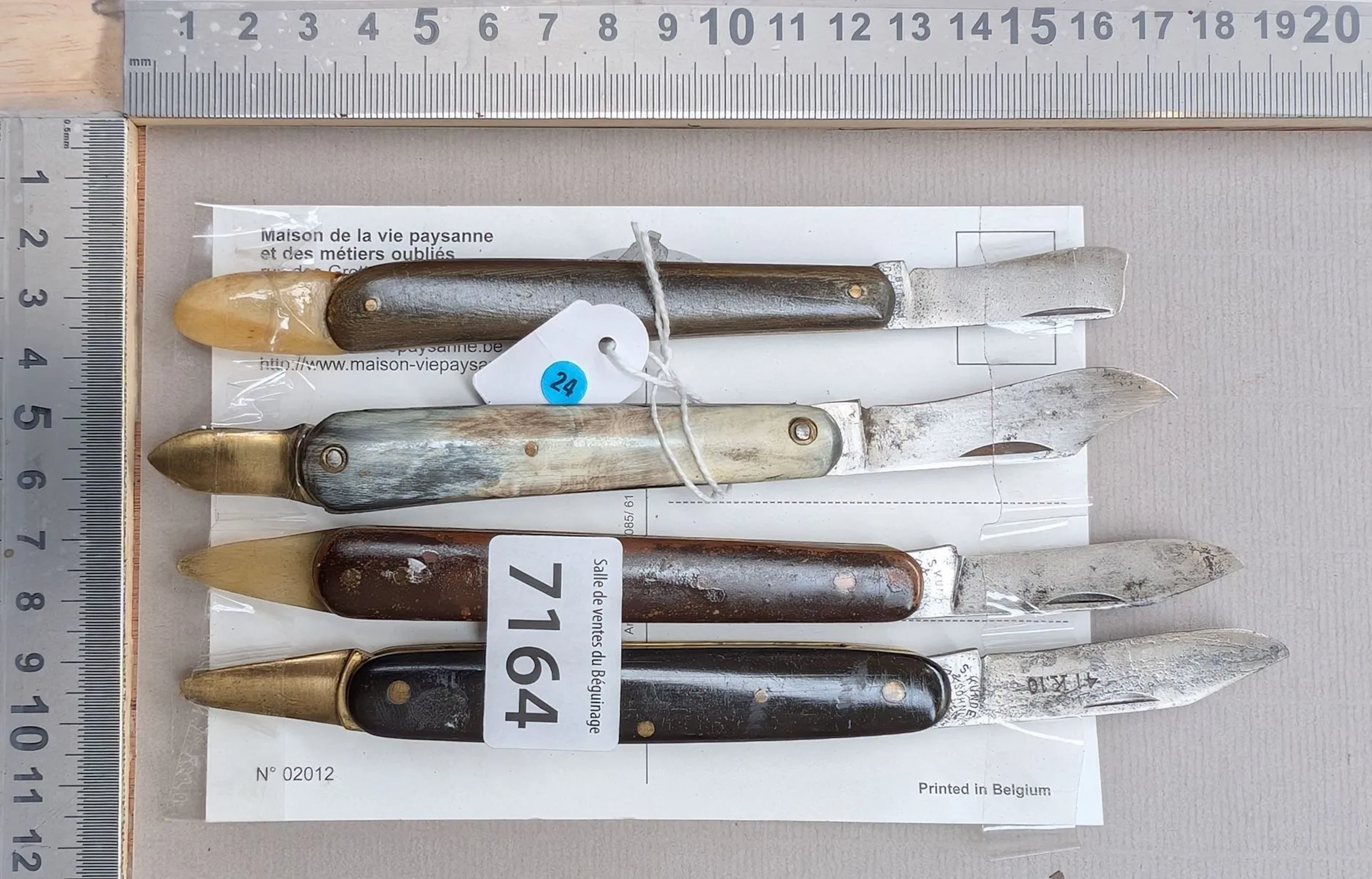 4 folding knives with horn handles (for carving) - See photos for