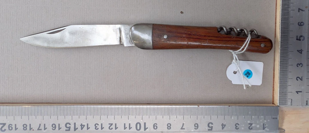 Antique pocket knife with wooden handle (folding) - See photos for