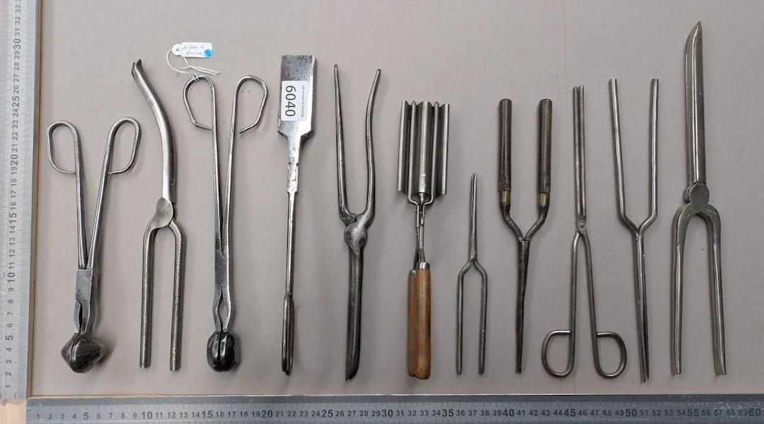 10 vintage curling irons—see photos for dimensions and condition