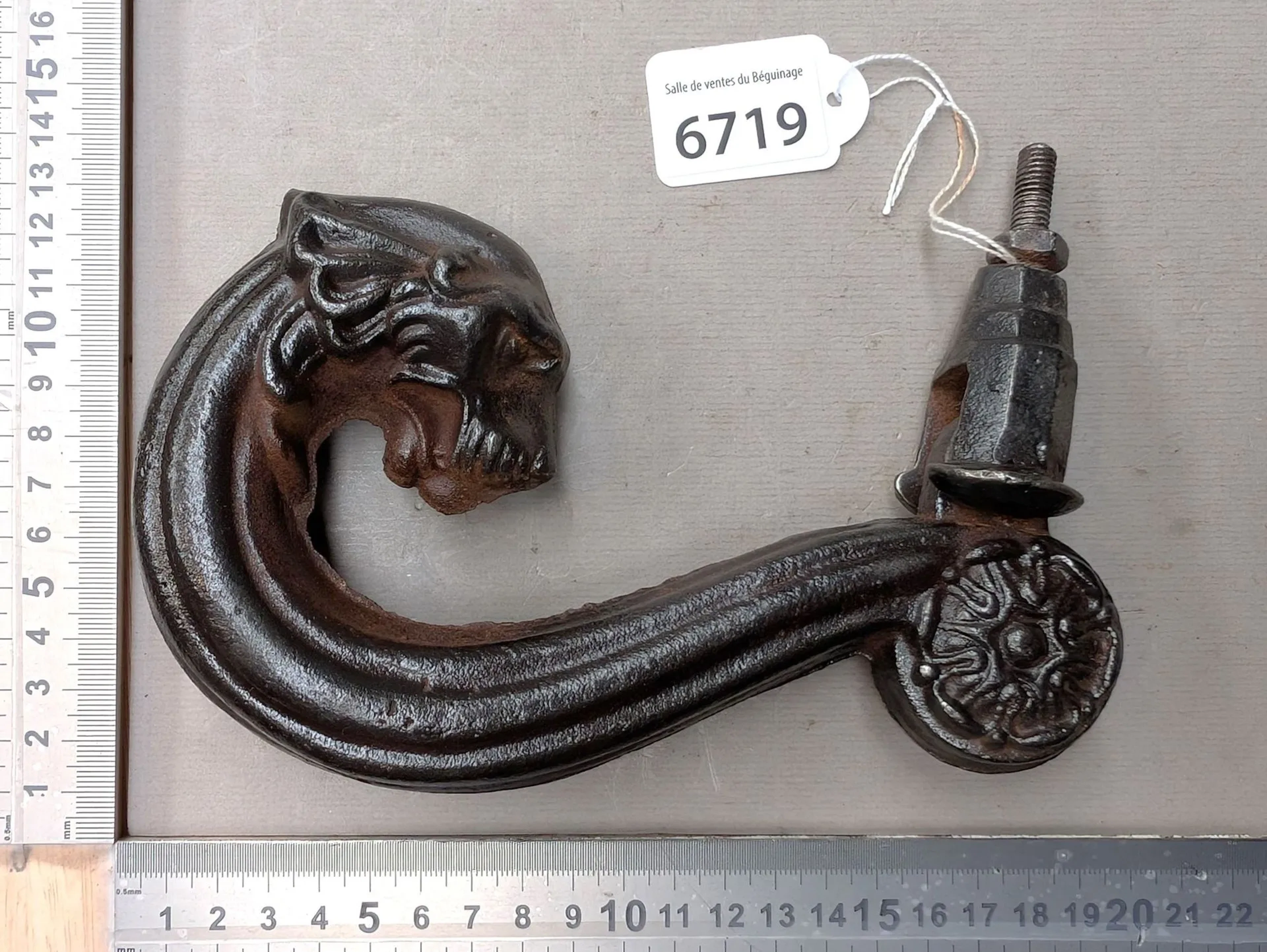 1 antique cast-iron door knocker—see photos for dimensions and condition