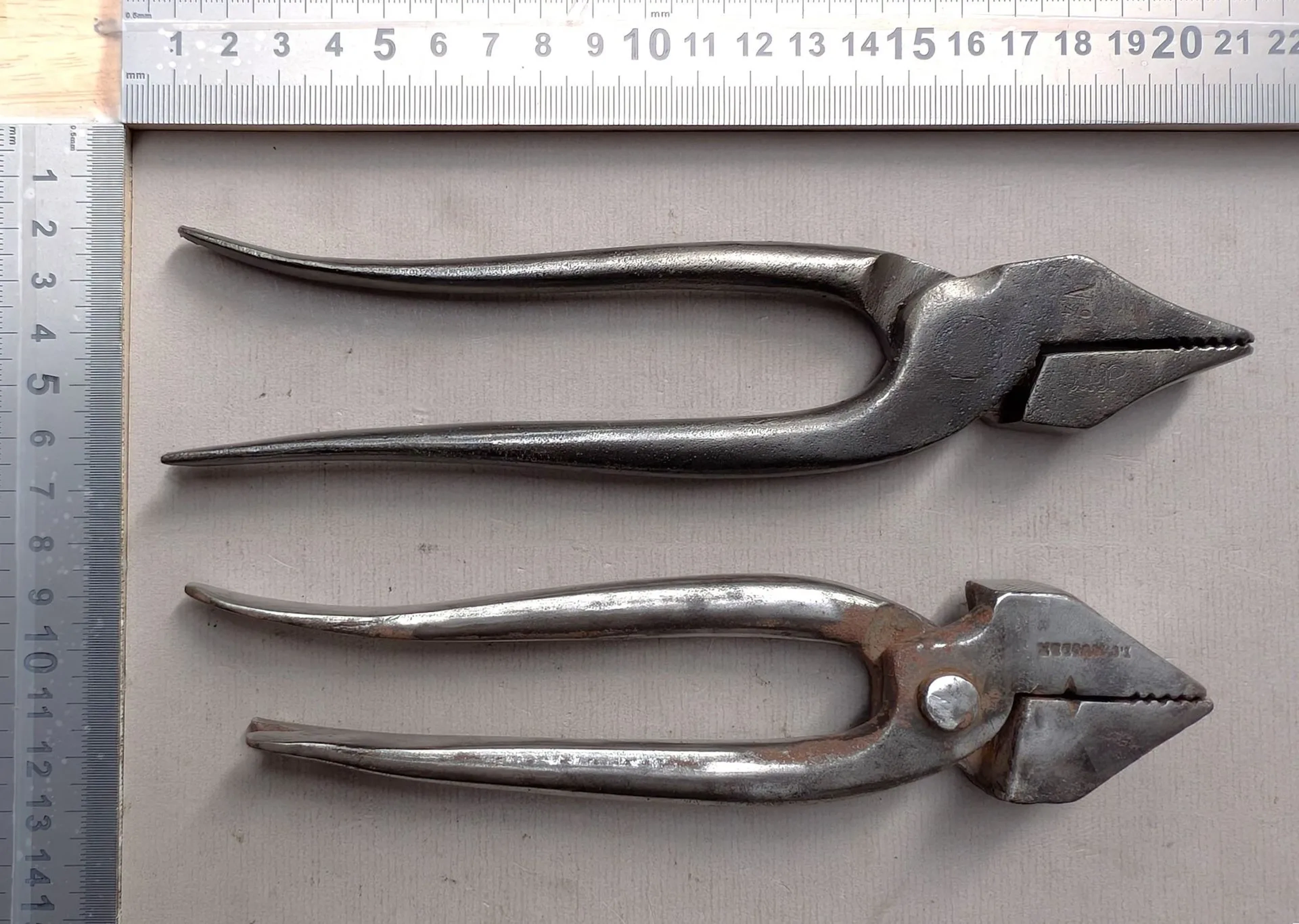 2 shoemaker's pliers—see photos for dimensions and condition