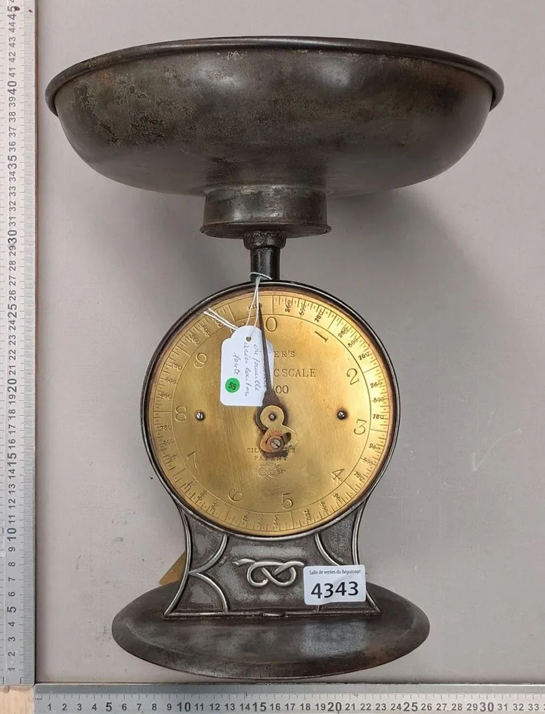 1 vintage kitchen scale—see photos for dimensions and condition