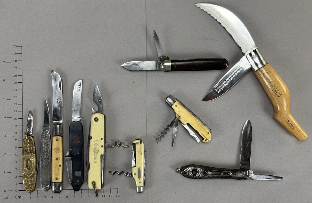 Set of antique knives or pocket knives—see photos for dimensions and condition