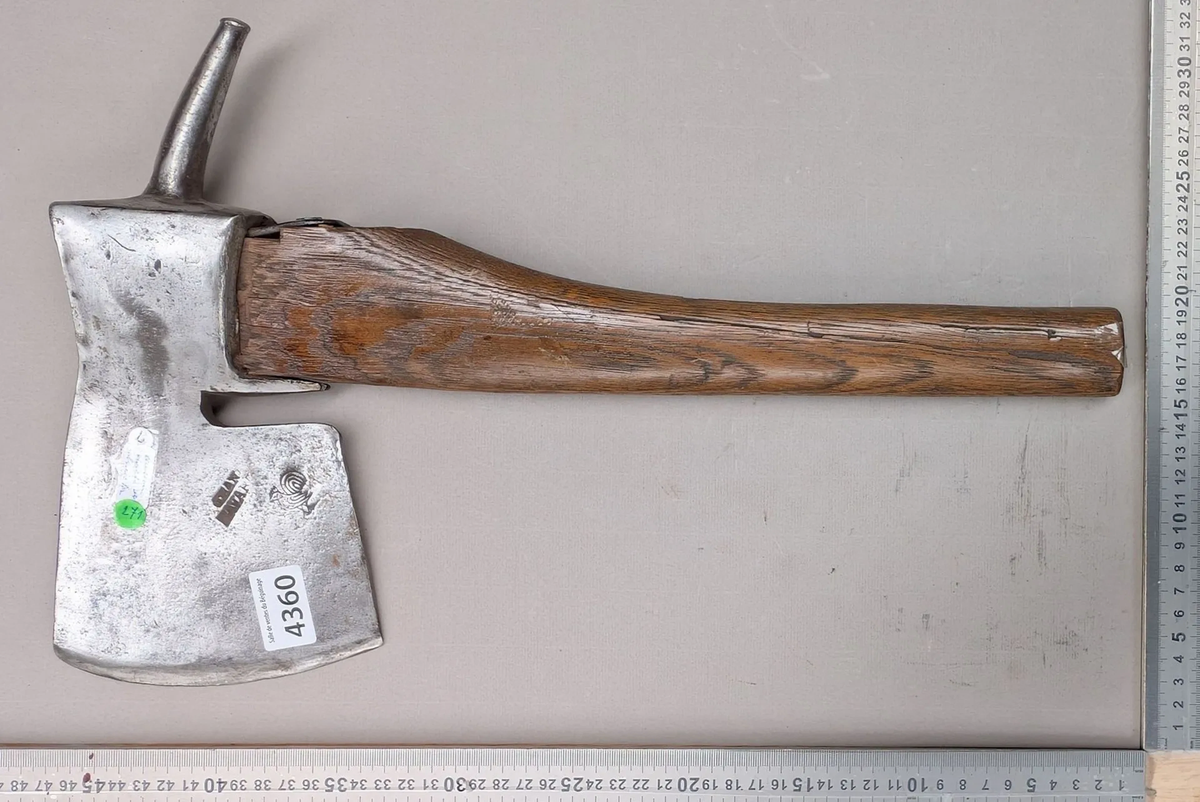 1 antique butcher's axe—see photos for dimensions and condition