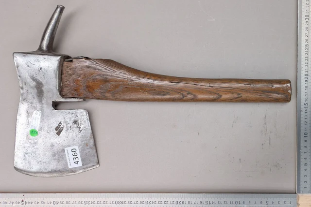 1 antique butcher's axe—see photos for dimensions and condition