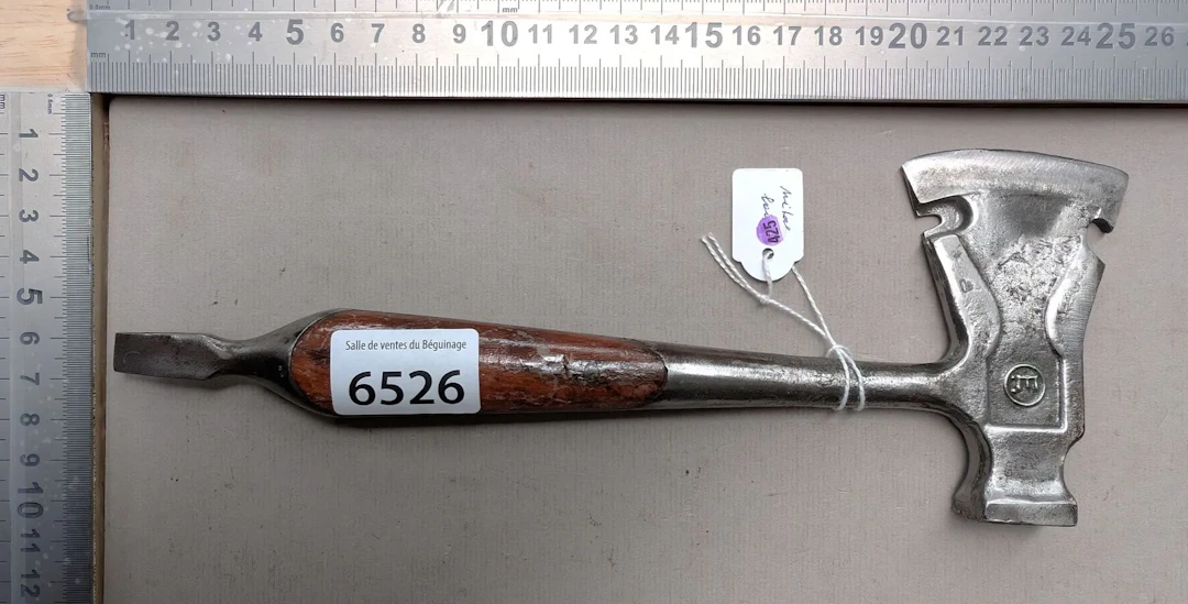 1 small antique multifunction axe—see photos for dimensions and condition